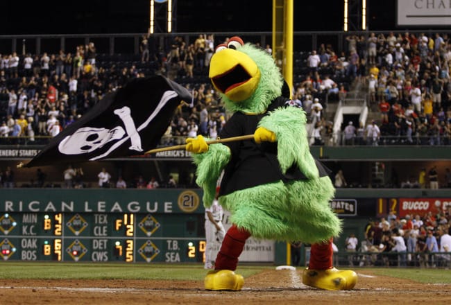 Dodgers Video: Clayton Kershaw Agitated By The Pirate Parrot Mascot