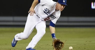 Dodgers Video: Chase Utley Makes No-look, Backhanded Toss To First Base