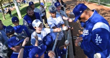 Dave Roberts, autographs, fans, 2018 Spring Training