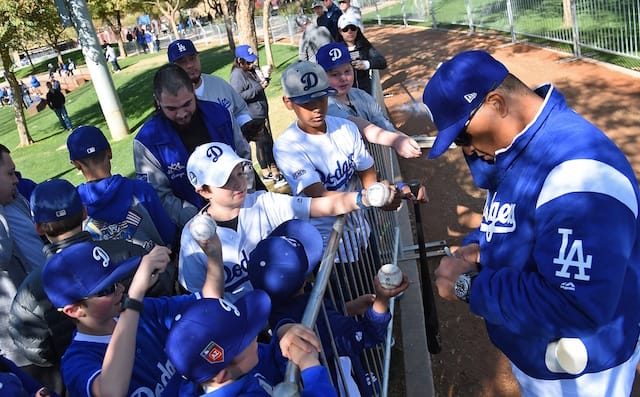 Dave Roberts, autographs, fans, 2018 Spring Training