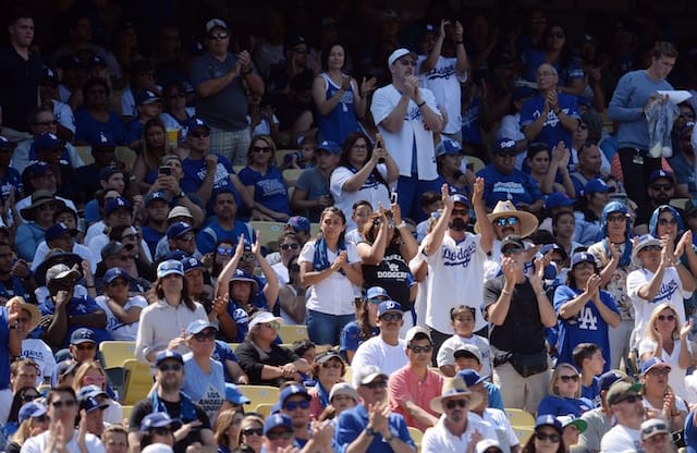 Dodgers fans, standing ovation