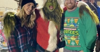Through the Justin Turner Foundation, Kourtney and Justin Turner assisted the Los Angeles Dream Center with their annual Christmas Dreamland