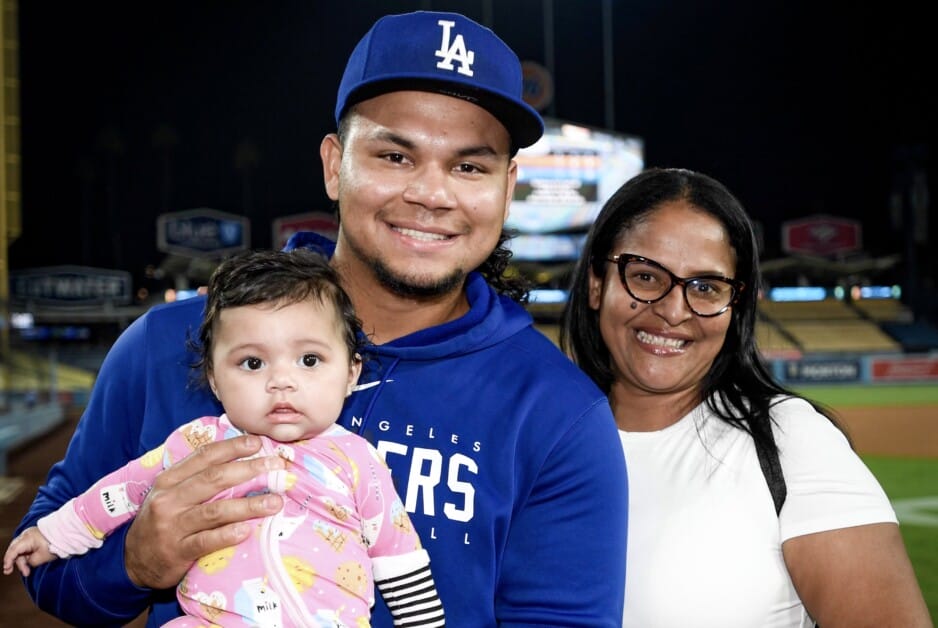 Family reunion: Brusdar Graterol's mom sees her son pitch for