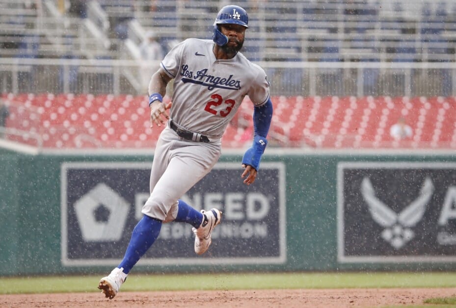 Dodgers endure long rain delay to earn win over Nats