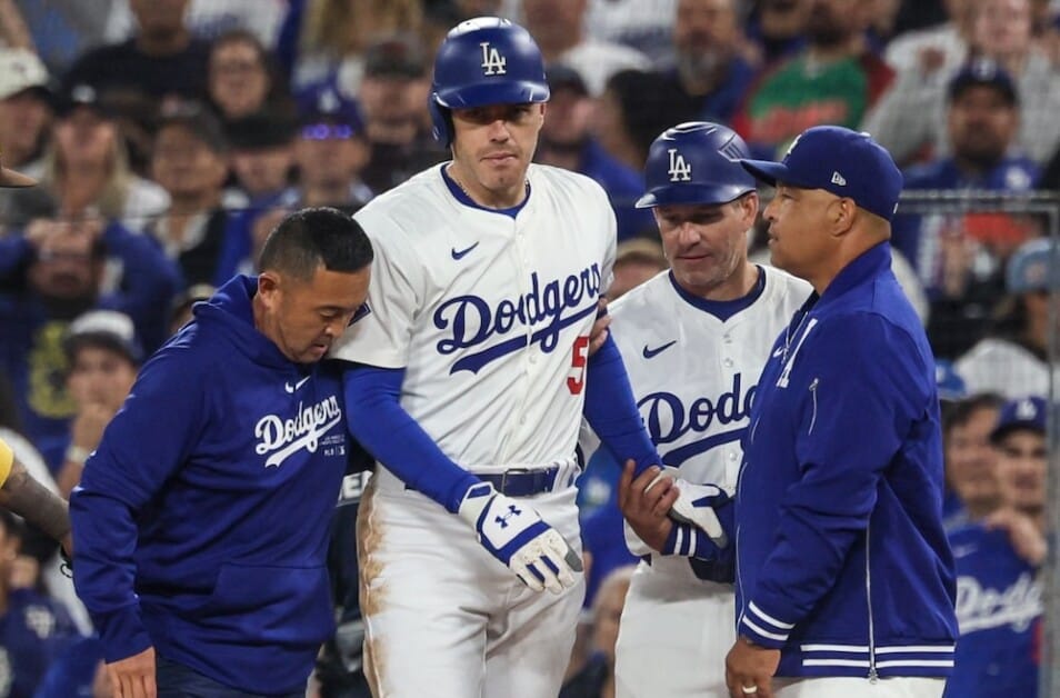 Freddie Freeman, Dodgers trainer Yosuke "Possum" Nakajima, Dave Roberts, Clayton McCullough